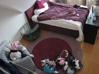 voyeurcam-julmodels-whitebed-1