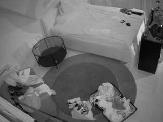 voyeurcam-julmodels-whitebed-1 webcam