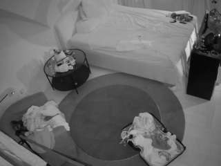 voyeurcam-julmodels-whitebed-1