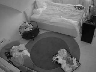voyeurcam-julmodels-whitebed-1 webcam