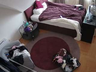 voyeurcam-julmodels-whitebed-1 webcam