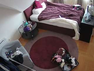 voyeurcam-julmodels-whitebed-1 webcam