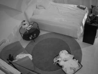 voyeurcam-julmodels-whitebed-1