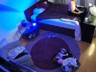 voyeurcam-julmodels-whitebed-1 webcam