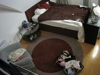 voyeurcam-julmodels-whitebed-1