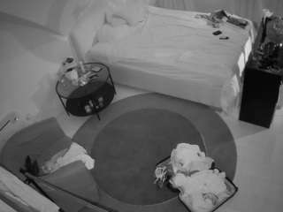 voyeurcam-julmodels-whitebed-1