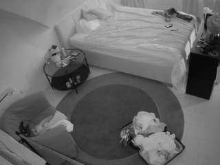 voyeurcam-julmodels-whitebed-1 webcam