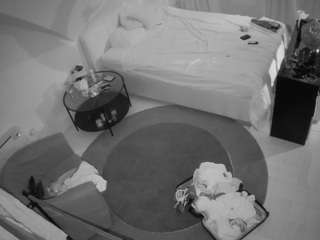 voyeurcam-julmodels-whitebed-1