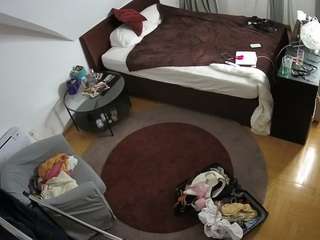 voyeurcam-julmodels-whitebed-1