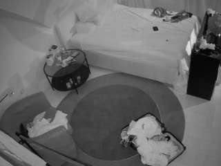 voyeurcam-julmodels-whitebed-1