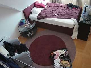 voyeurcam-julmodels-whitebed-1