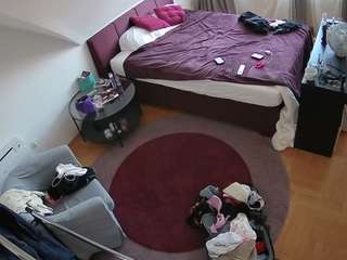 voyeurcam-julmodels-whitebed-1 webcam