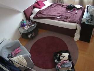 voyeurcam-julmodels-whitebed-1