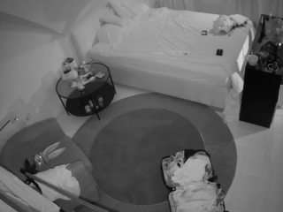 voyeurcam-julmodels-whitebed-1