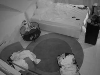 voyeurcam-julmodels-whitebed-1 webcam