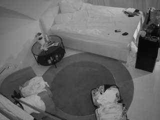 voyeurcam-julmodels-whitebed-1