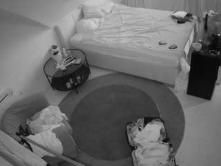 voyeurcam-julmodels-whitebed-1