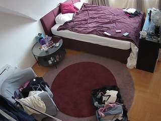 voyeurcam-julmodels-whitebed-1