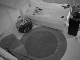voyeurcam-julmodels-whitebed-1 webcam