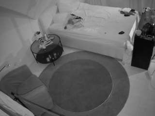 voyeurcam-julmodels-whitebed-1 webcam