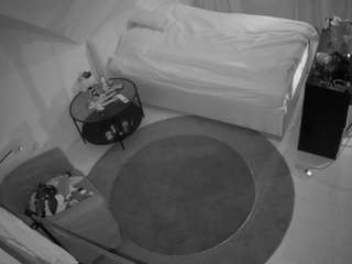 voyeurcam-julmodels-whitebed-1 webcam