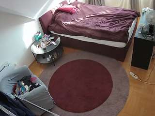 voyeurcam-julmodels-whitebed-1