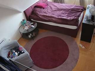 voyeurcam-julmodels-whitebed-1 webcam