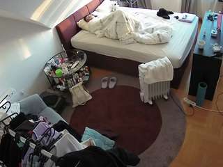 voyeurcam-julmodels-whitebed-1 webcam