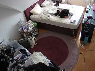 voyeurcam-julmodels-whitebed-1