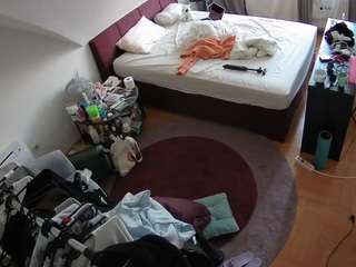 voyeurcam-julmodels-whitebed-1