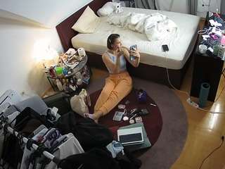 voyeurcam-julmodels-whitebed-1