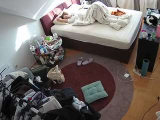 voyeurcam-julmodels-whitebed-1