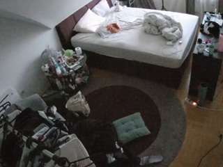 voyeurcam-julmodels-whitebed-1