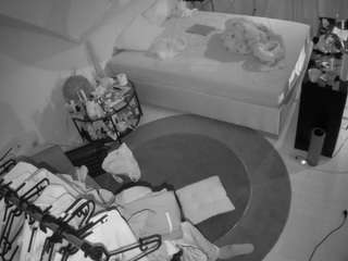 voyeurcam-julmodels-whitebed-1