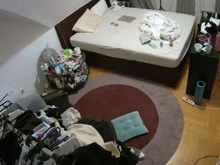 voyeurcam-julmodels-whitebed-1