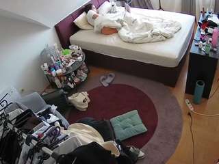 voyeurcam-julmodels-whitebed-1