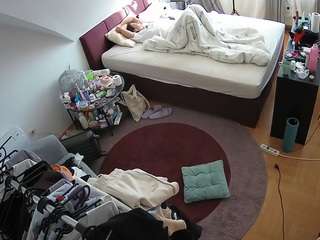 voyeurcam-julmodels-whitebed-1 webcam