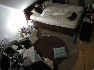 voyeurcam-julmodels-whitebed-1 live cam profile