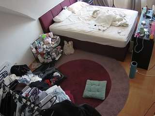 voyeurcam-julmodels-whitebed-1 webcam