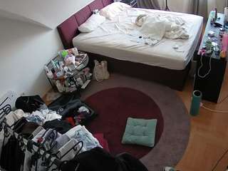 voyeurcam-julmodels-whitebed-1