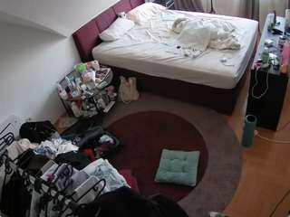 voyeurcam-julmodels-whitebed-1