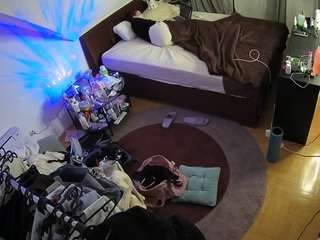 voyeurcam-julmodels-whitebed-1 live cam profile