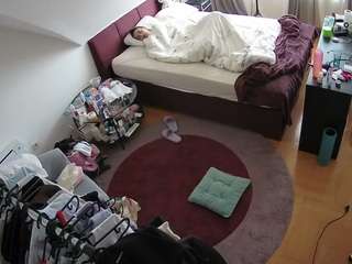 voyeurcam-julmodels-whitebed-1