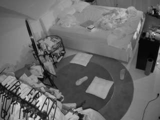 voyeurcam-julmodels-whitebed-1