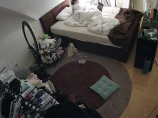 voyeurcam-julmodels-whitebed-1 webcam