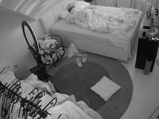 voyeurcam-julmodels-whitebed-1 webcam