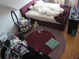 voyeurcam-julmodels-whitebed-1