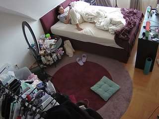 voyeurcam-julmodels-whitebed-1