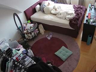 voyeurcam-julmodels-whitebed-1