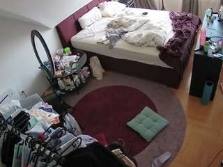 voyeurcam-julmodels-whitebed-1